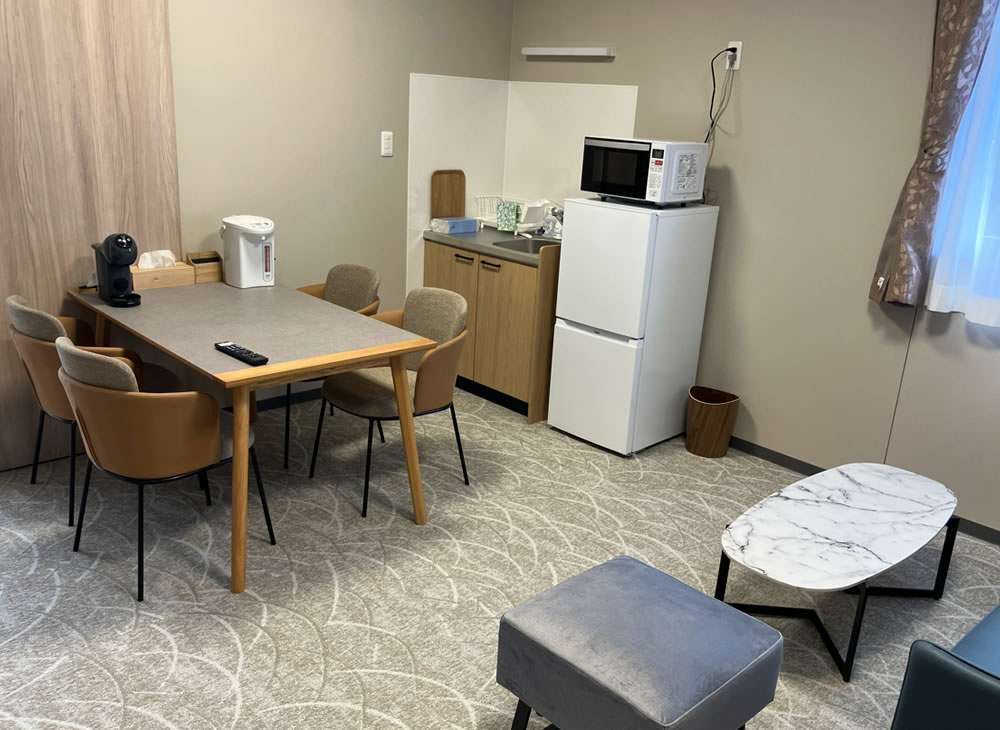 宿泊・会食に便利なキッチン付きのリビングスペース。