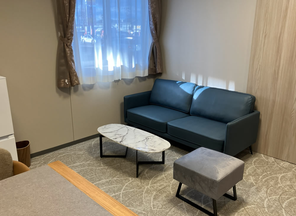 ご遺族控室内の洗面台とアメニティスペース。