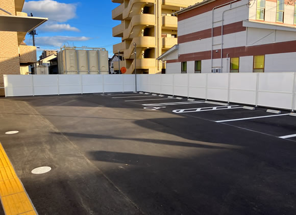 10台収容可能な、小さなお葬式に便利な掬水苑 柳生の駐車場