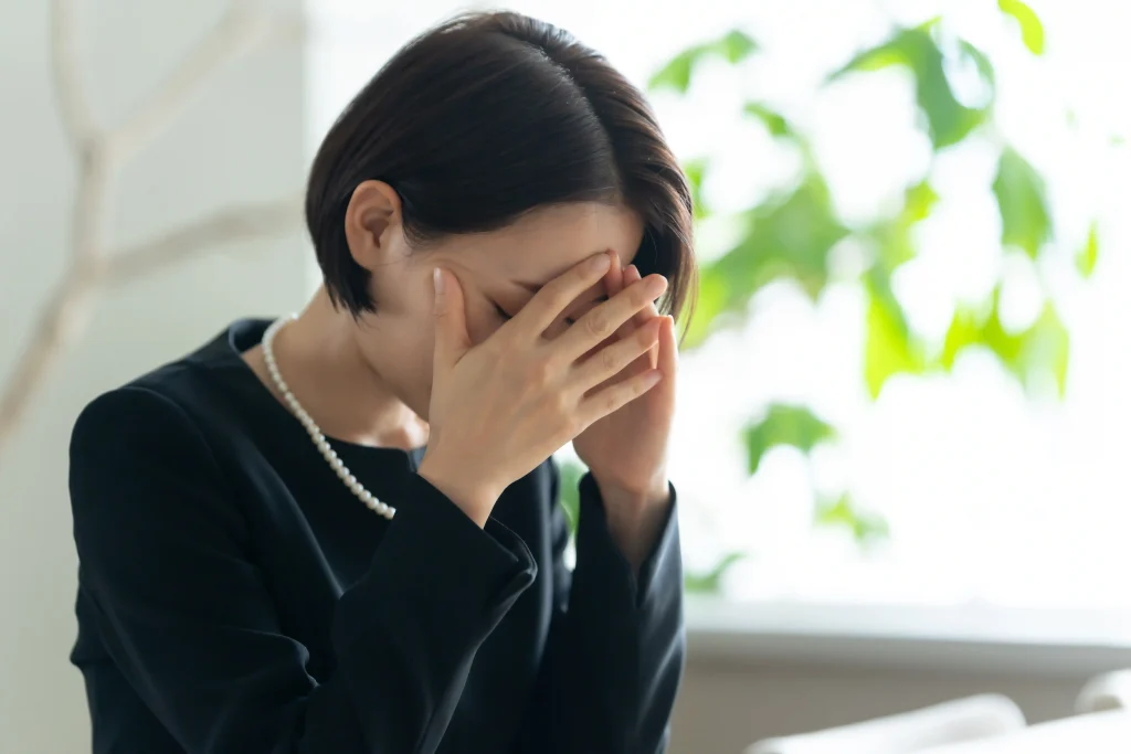 後悔している女性のイメージ