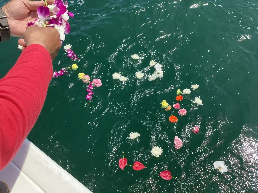 宮城県の塩釜港沖を回遊する海洋散骨ツアーの雰囲気