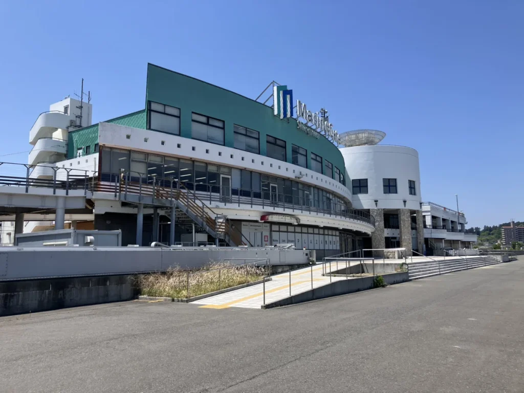宮城県の塩釜港沖を回遊する海洋散骨ツアーの当日の流れ（集合場所のマリンゲート塩釜）