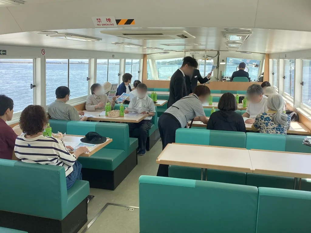 宮城県の塩釜港沖を回遊する海洋散骨ツアーの船内の雰囲気
