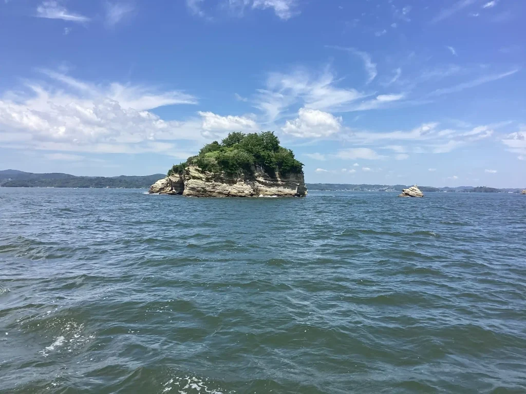 宮城県の塩釜港沖を回遊する海洋散骨ツアーの雰囲気（海と岩礁の景色）