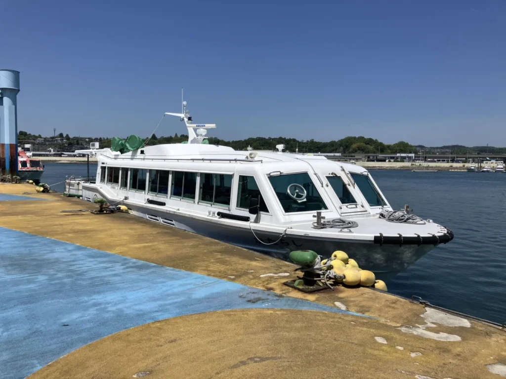 宮城県の塩釜港沖を回遊する海洋散骨ツアーの当日の流れ（船の画像）