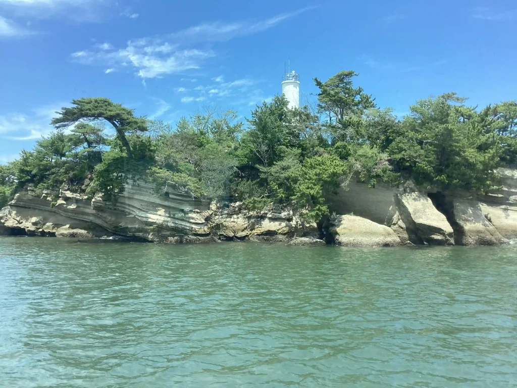 宮城県の塩釜港沖を回遊する海洋散骨ツアーの当日の流れ（回遊時の海、島の景色）