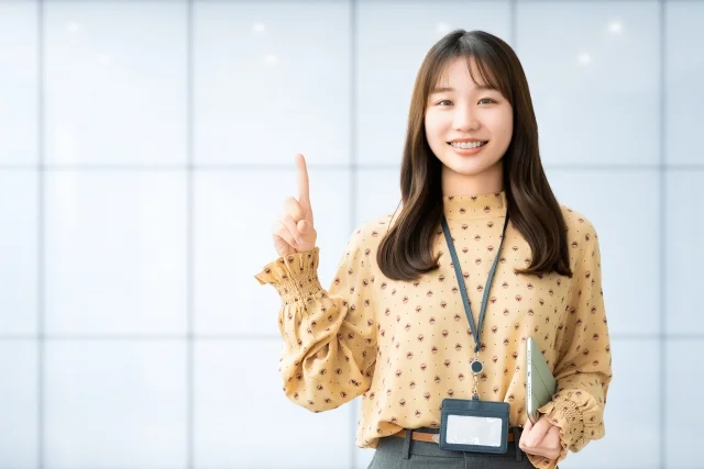 注意を示してくれる女性の画像
